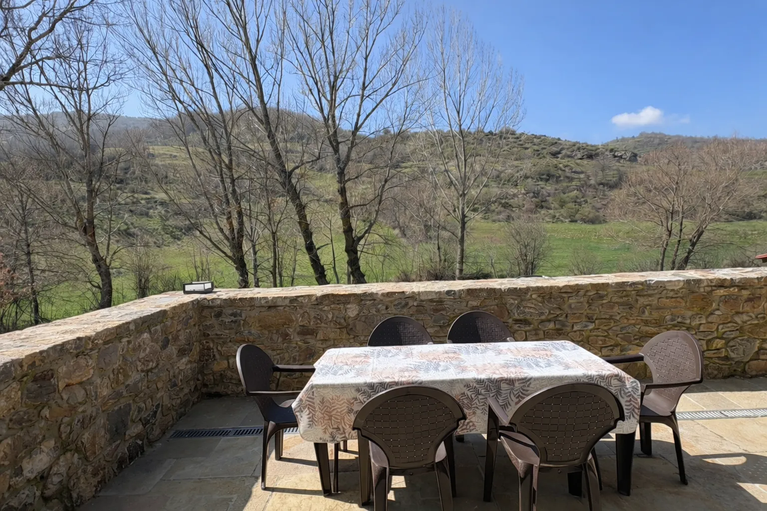 Patio exterior con zona de barbacoa y mesa al aire libre en Cumbres de Lores